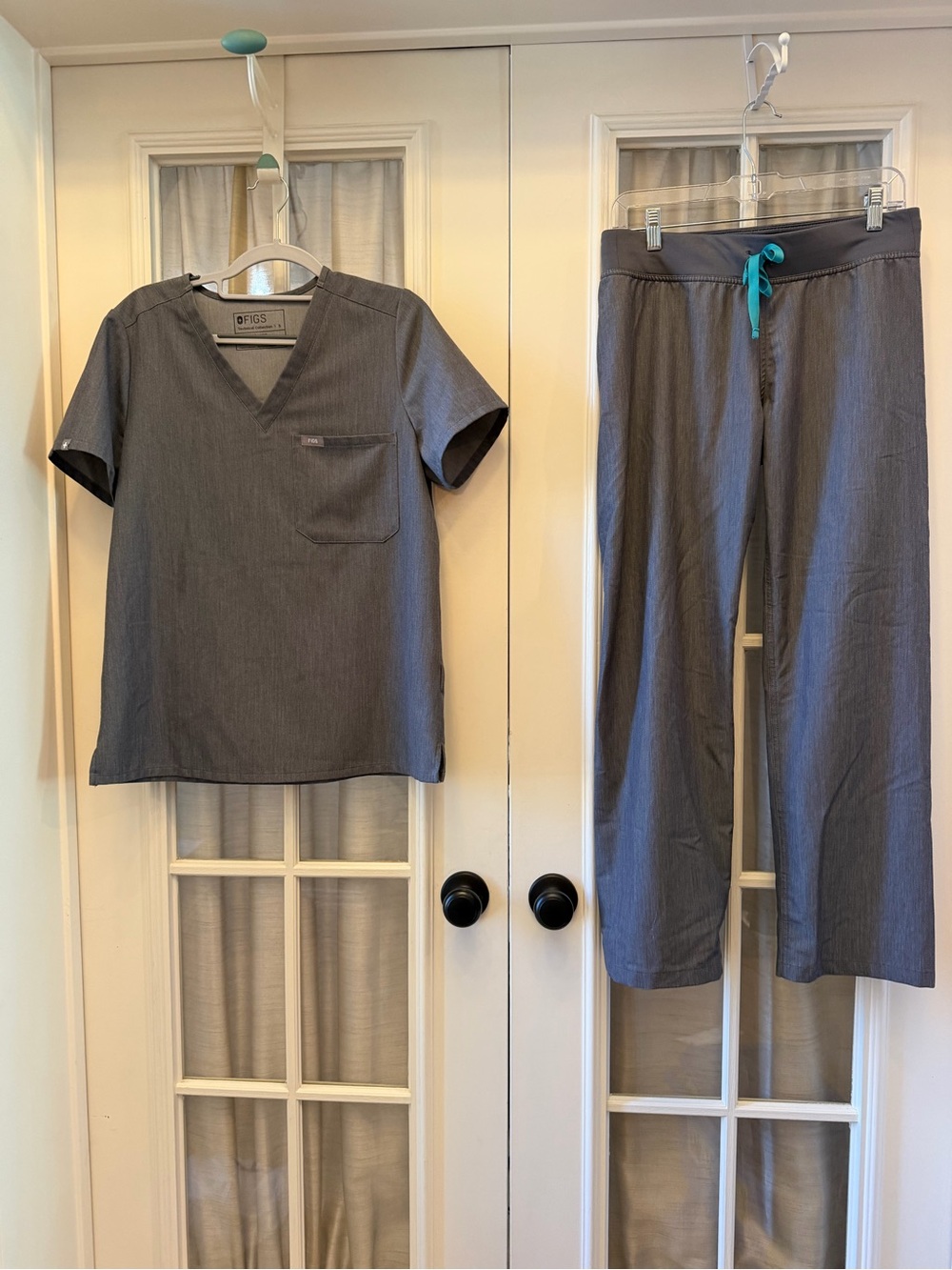SMALL Graphite Grey Women’s Scrub Set w/ Petite Pants EUC